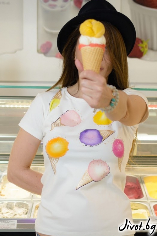 Дамска тениска с ръчно рисувана декорация Сладоледи / Décollage