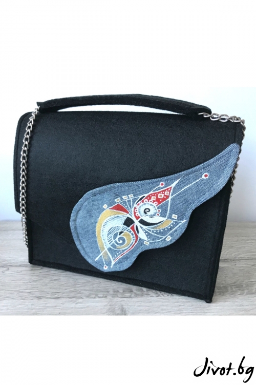 Черна чанта с рисувано крило и метална верижка / EMVy